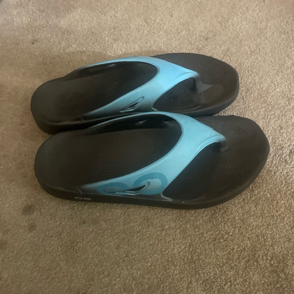 Oofos sport flip flops